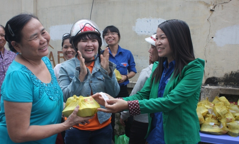 Niềm vui khi được phát cơm cho người nghèo.