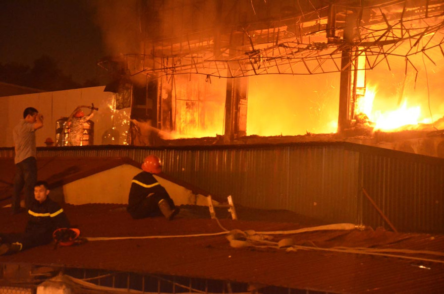 [Ảnh] Bar Luxury cháy rực lửa trong đêm