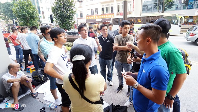 Nhân viên của Epicentre, một đại lý của Apple, đang giải quyết mâu thuẫn xảy ra trong lúc xếp hàng.