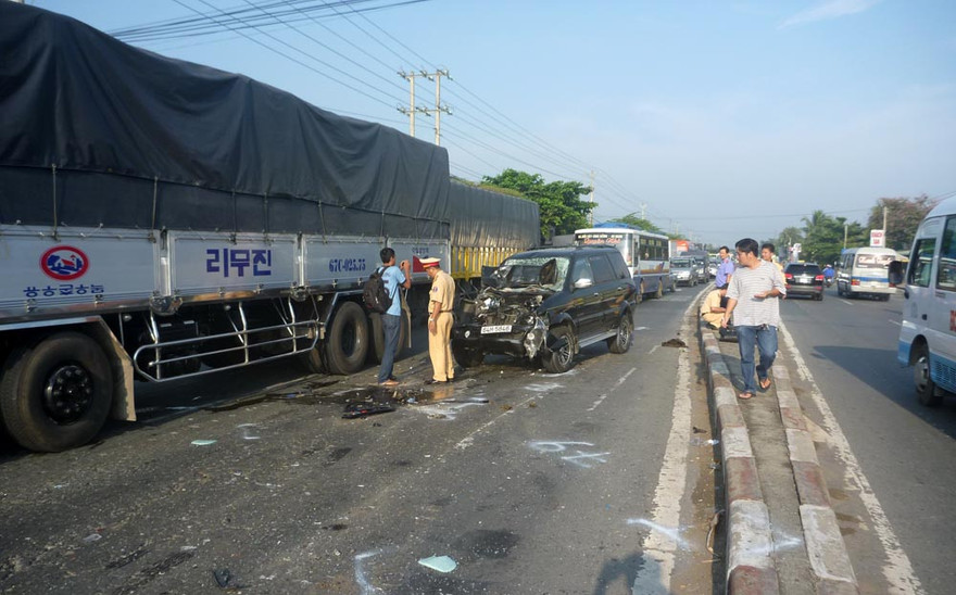 Hiện trường vụ tai nạn liên hoàn trên quốc lộ 1A.