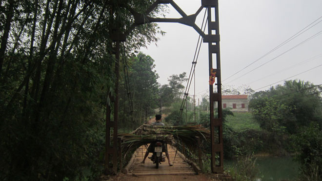 Cầu treo Bến Sắn, xã Cao Thịnh, huyện Ngọc Lặc với tháp chủ bị gỉ, han mòn. Ảnh: Hoàng Lam