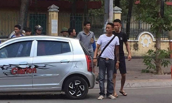 Hiệp gà rời khỏi xe sau tai nạn.