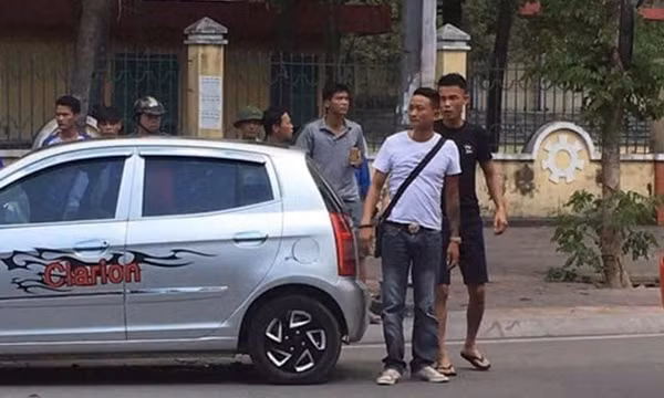 Hiệp gà rời khỏi xe sau tai nạn.