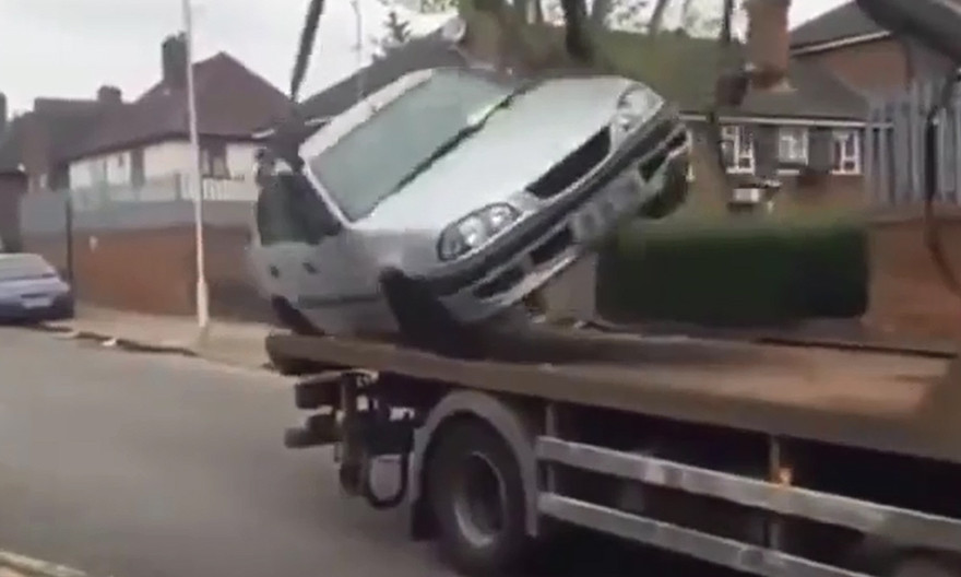 Tài xế đầu gấu quyết giành lại xe từ cảnh sát