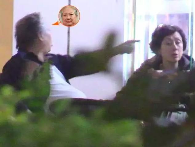 Showbiz 10/12: Vì sao Hồng Kim Bảo quát mắng vợ ngay ở nhà hàng?