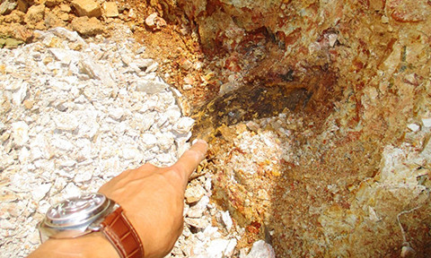 Vật lạ người dân vừa phát hiện, nghi là quả bom - Ảnh: Thanh Hoàng