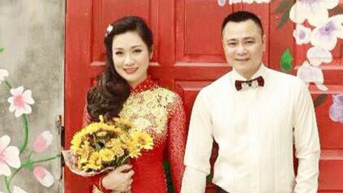 Tự Long hạnh phúc bên người vợ mới.