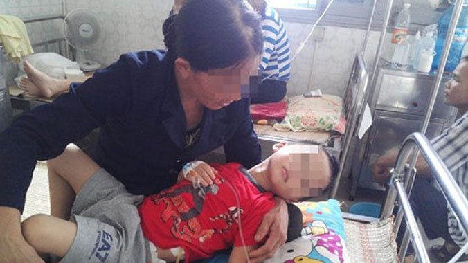 Bé P được bà nội chăm sóc tại Bệnh viện Đa khoa tỉnh Hòa Bình. Ảnh Đ.Hường.