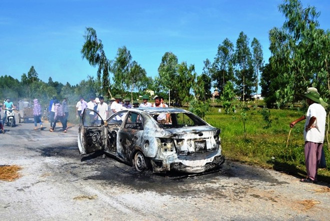 Không có phương tiện chữa cháy chuyên dụng, chiếc xe nhanh chóng bị thiêu rụi. Ảnh: T.Chung.