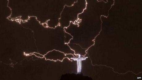 Tượng Chúa Cứu Thế thường xuyên bị sét đánh.