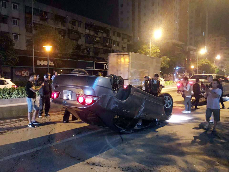 Chiếc xe lật ngửa giữa đường. Ảnh: OFFB