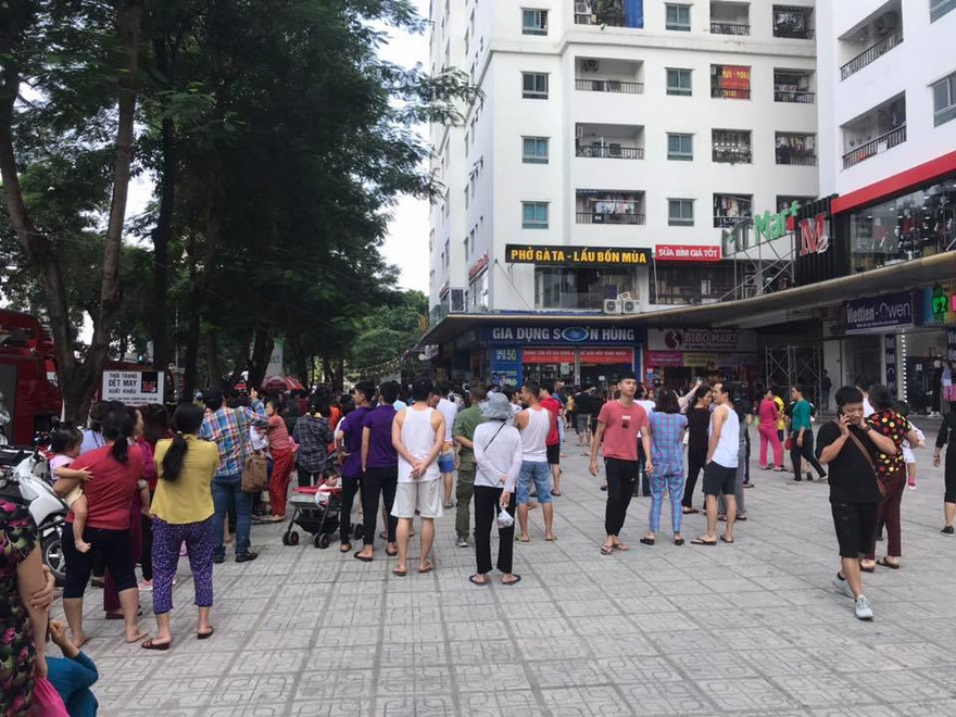 Nhiều người dân theo dõi vụ việc.