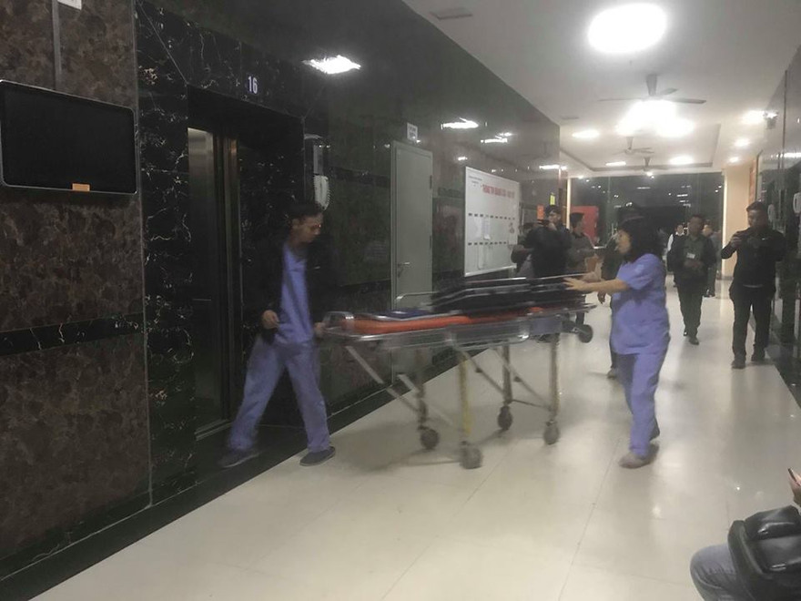 Lực lượng y tế có mặt tại tòa nhà để hỗ trợ. Ảnh: CTV.