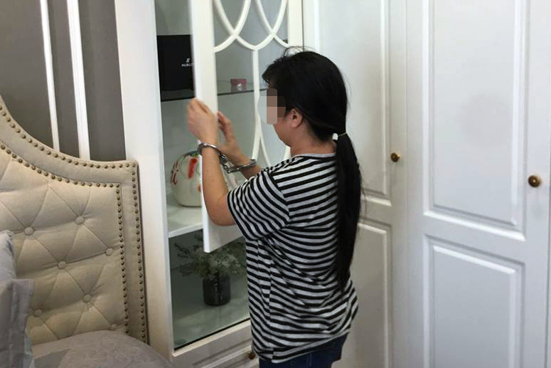 Nữ giúp việc được đưa tới nhà anh L. làm rõ vụ việc.