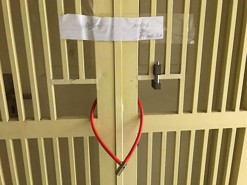 Căn hộ bị niêm phong sau khi những người nghi liên quan bị đưa đi.