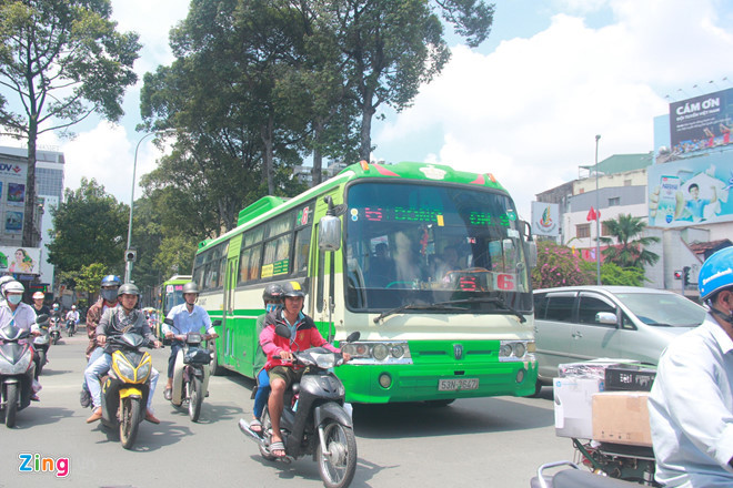 Trong 3 tháng, TP.HCM đã phải tạm ngừng nhiều tuyến xe buýt vì vắng khách. Ảnh: Hải Long.