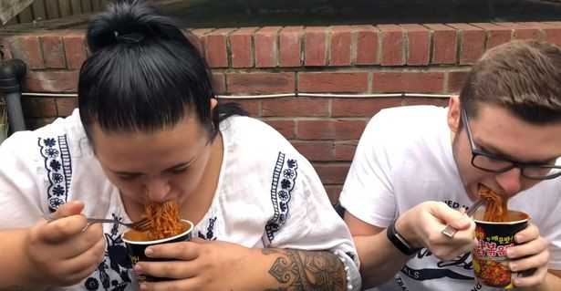 Shannen và Keelan trong thử thách mì cay (Ảnh: Kennedy News and Media).