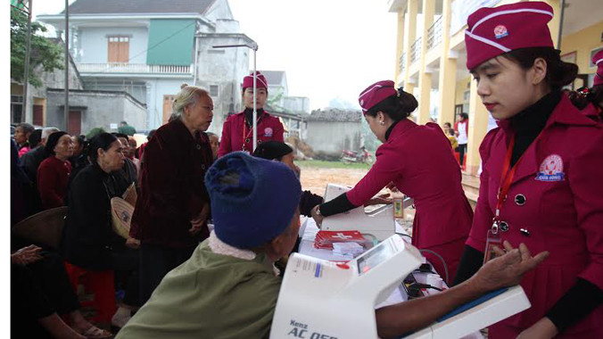 Các bác sỹ, y tá thăm khám cho người dân Đô Lương.