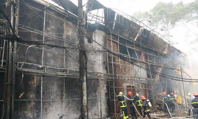 Gara ô tô tại TPHCM bị cháy trưa 30/1.