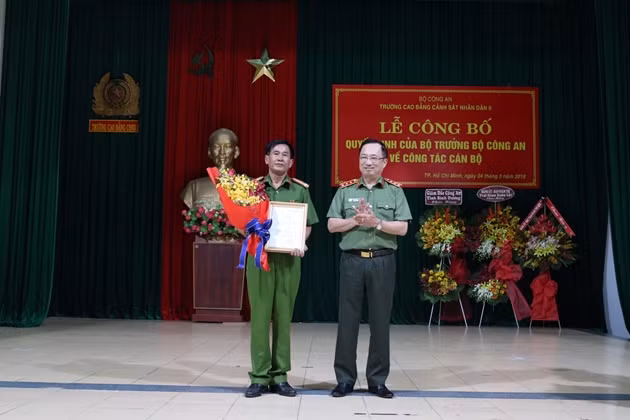 Thượng tướng Nguyễn Văn Thành trao quyết định và tặng hoa Đại tá Nguyễn Văn Hùng.