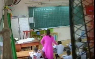 Cô giáo véo tai hàng loạt học sinh lớp 2. Ảnh: Cắt từ clip.