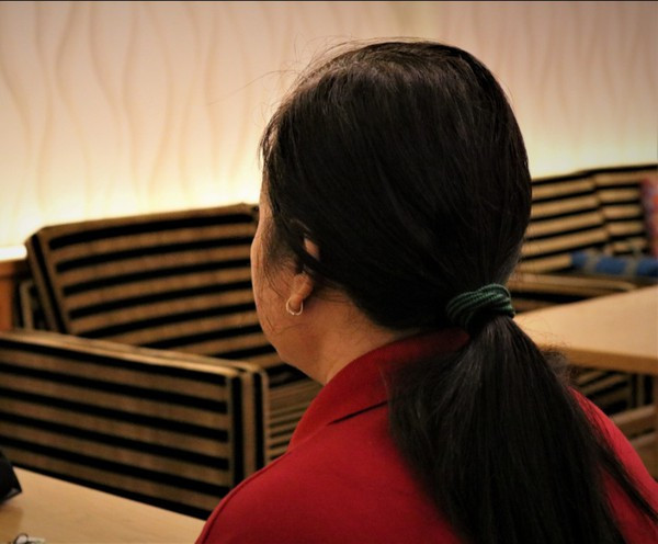 Cô NHH chia sẻ thông tin với báo chí vào sáng 7-10. Ảnh: NGUYỄN QUYÊN