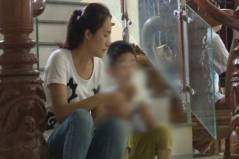 Những ngày đầu biết tin, chị Hiền ngất lên ngất xuống vì thương con.