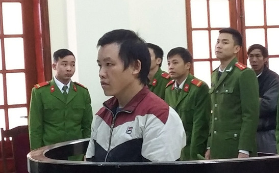 Lầu Bá Lềnh trước vành móng ngựa.