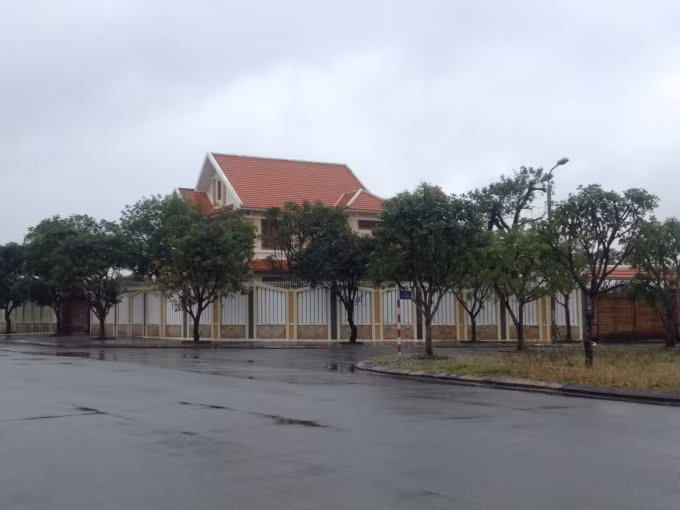 Ngôi biệt thự mà ông Lê Phước Hoài Bảo sinh sống tại khu phố mới Tân Thạnh, TP Tam Kỳ bị hai đối tượng đột nhập bắt trộm chim chào mào.