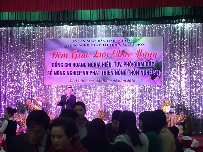 Ông Sỹ đứng trên sân khấu hát giao lưu mừng tân PGĐ sở. Ảnh Facebook P.Tr.