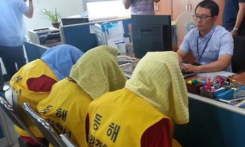 Ba trong số 7 đối tượng tại cơ quan Cảnh sát Hàn Quốc. Ảnh: Yonhap