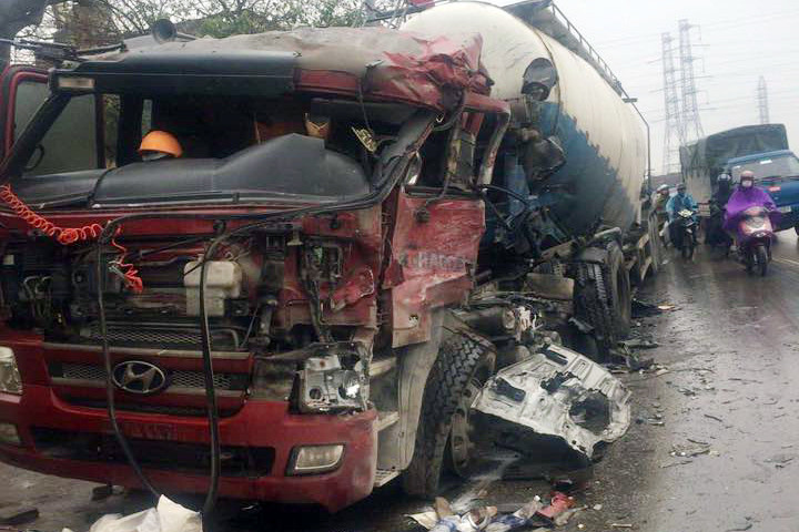 Chiếc xe bồn bị hư hỏng nặng phần đầu.