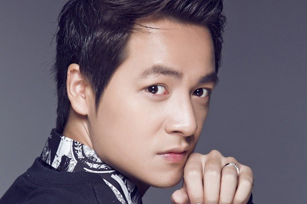 Ca sĩ Đăng Khôi rất mừng khi nhận được thư của bí thư Đinh La Thăng. Ảnh: NVCC.