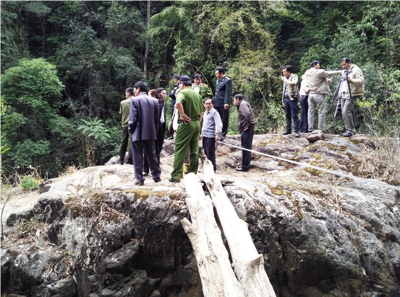 Lãnh đạo địa phương và cán bộ điều tra sớm có mặt tại hiện trường.