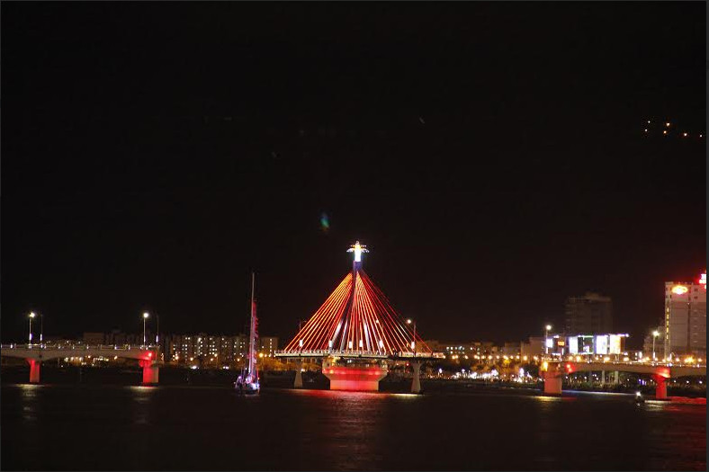 Cầu sông Hàn quay để các thuyền diễu hành hướng về cầu Rồng. Ảnh: Thanh Trần.