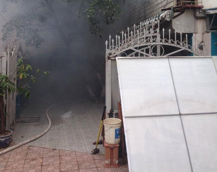 Khói bốc ra nghi ngút từ ngôi nhà cháy. Ảnh: CTV.