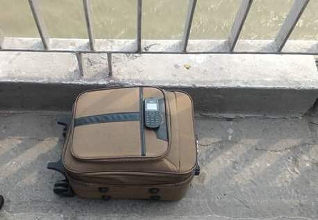 Chiếc ba lô người phụ nữ bỏ lại trên cầu.