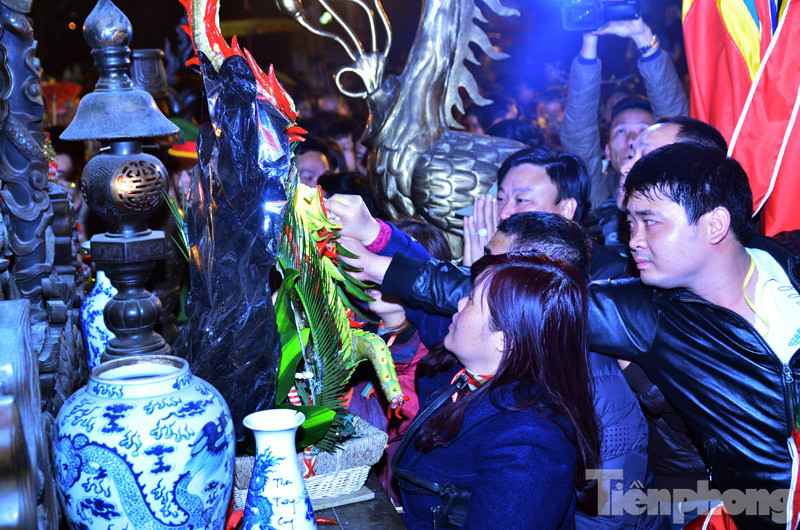 Chen lấn, xô đẩy nhau để cố cướp, dứt được một thứ trên ban thờ.