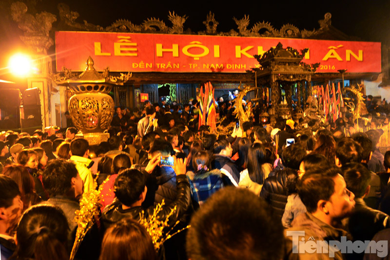 VIDEO: Hỗn loạn sau giờ khai ấn đền Trần