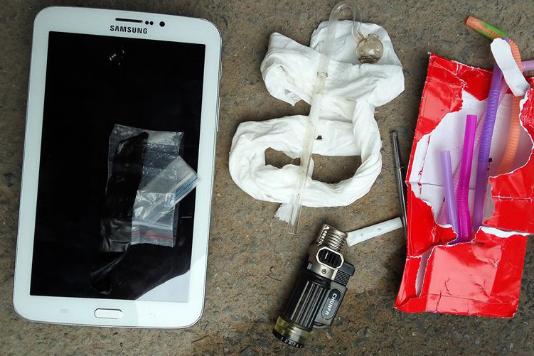 Gói ma túy đá được dán băng dính trong lòng bàn tay bị tổ công tác phát hiện.