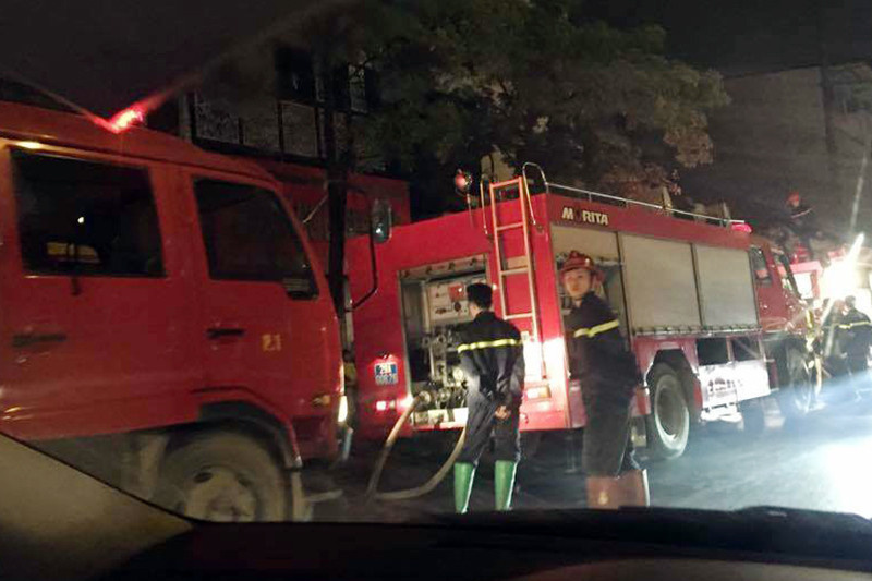 Nhiều xe cứu hỏa được điều đến hiện trường dập lửa.