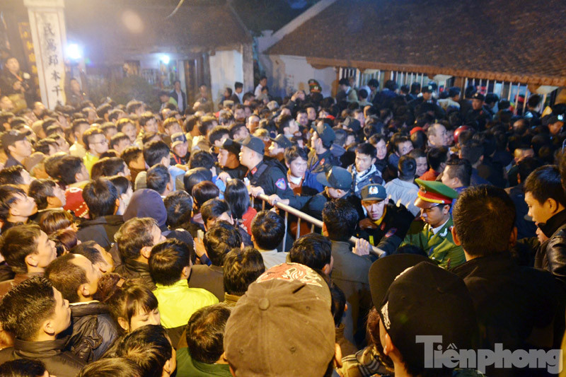 Vạn người chen chân xin ấn đền Trần từ mờ sáng