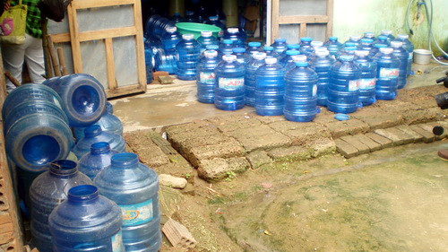 Nước đóng bình giá rẻ có thể tiềm ẩn nguy cơ gây ung thư