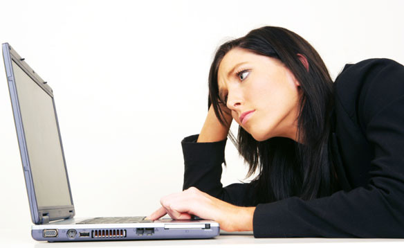 Vợ tò mò về người yêu cũ qua Facebook