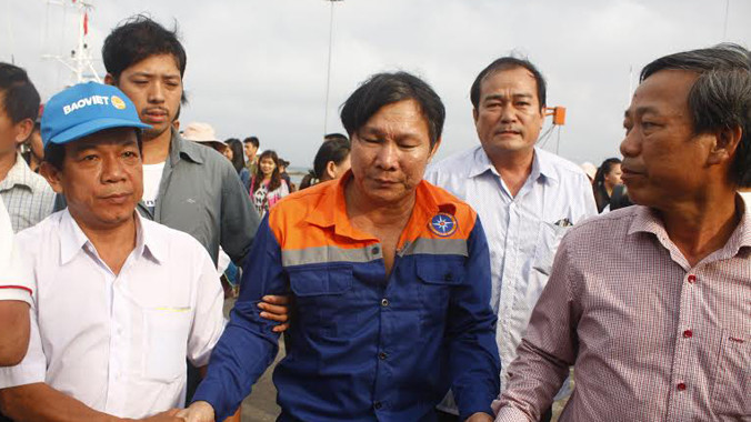 Thuyền trưởng Phạm Phú Thành bơ phờ, thoát chết trở về sau chuyến biển kinh hoàng, tàu cá của ông đã bị đâm chìm và nằm lại biển Hoàng Sa. Ông Thành mong muốn cả thế giới lên tiếng phản đối hành động vô nhân đạo đâm chìm tàu cá của ngư dân Việt Nam làm ăn