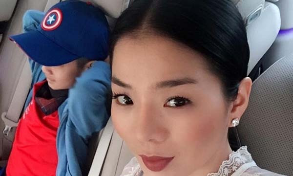 Lệ Quyên và con trai.