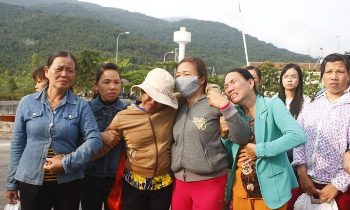 Người nhà các ngư dân nghẹn ngào giây phút tàu cứu hộ đưa con em mình trở về từ cõi chết.
