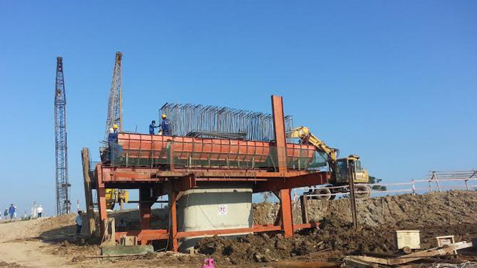 Công trường nhếch nhác, để người dân tự do đi vào tại dự án nút giao đường Nguyễn Văn Linh – Nguyễn Văn Cừ (Hà Nội). Ảnh: Sỹ Lực.