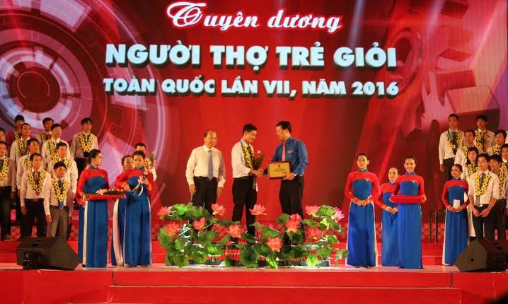 Anh Lê Quốc Phong tặng biểu trưng cho các gương thợ trẻ giỏi.