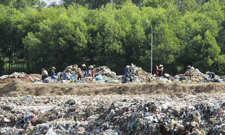 Khu bãi rác TP Đông Hà hiện đã quá tải. ẢNH: H.T.